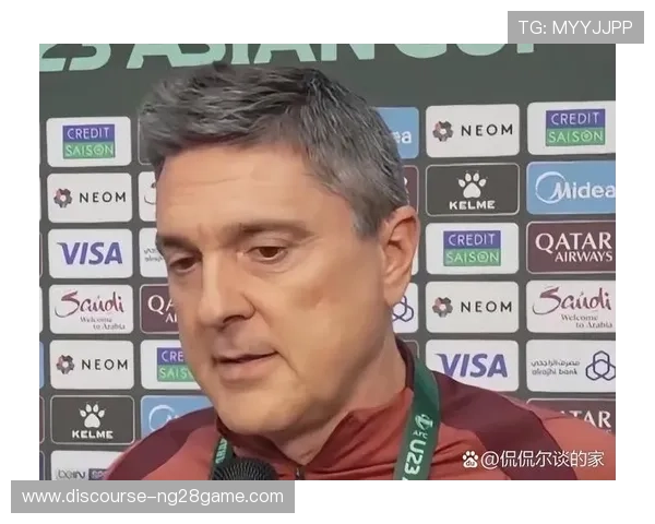 中国足球队新主帅上任后首次亮相 目标引领球队重回亚洲顶级行列